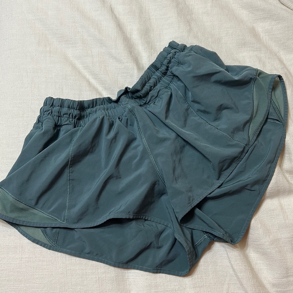 lulu lemon size 10 hotty hot short in dark green.